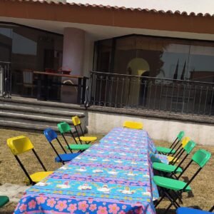 Mesa infantil con mantel