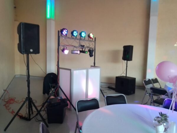 DJ con cabina básica - Imagen 2